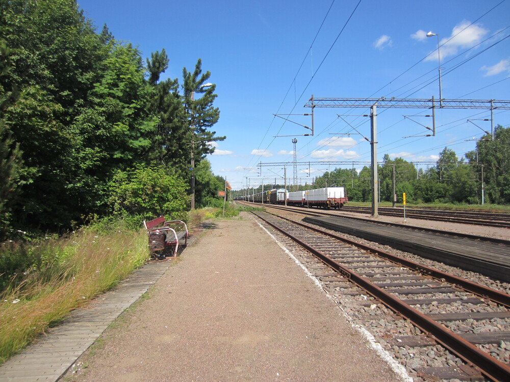 Tavarajuna Kymissä 15.7.2015 #1
Pohjoiseen suuntaava tavarajuna noukkii mukaan Karhulan-Sunilan Rautatien Move90:n aiemmin paikalle tuomia sellupaalivaunuja. 
Avainsanat: op_VR;jt_Tavarajuna;jt_Runkojuna;jt_Vaihtotyö;jyv_Sr1;jyv_Sim;jyv_Gbln;jyv_Gbls;jyv_Kbp