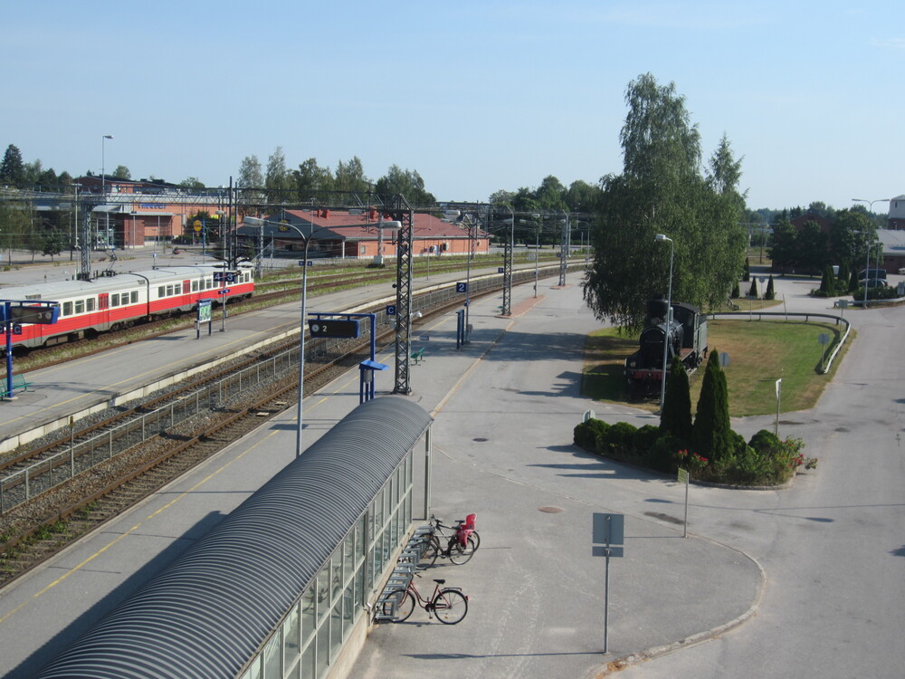 Karjaan asemaa 3.8.2014
Näkymä Karjaan aseman ylittävältä sillalta itään.
Avainsanat: op_VR;jyv_Sm1;jyv_Tk3;muistomerkkiveturi