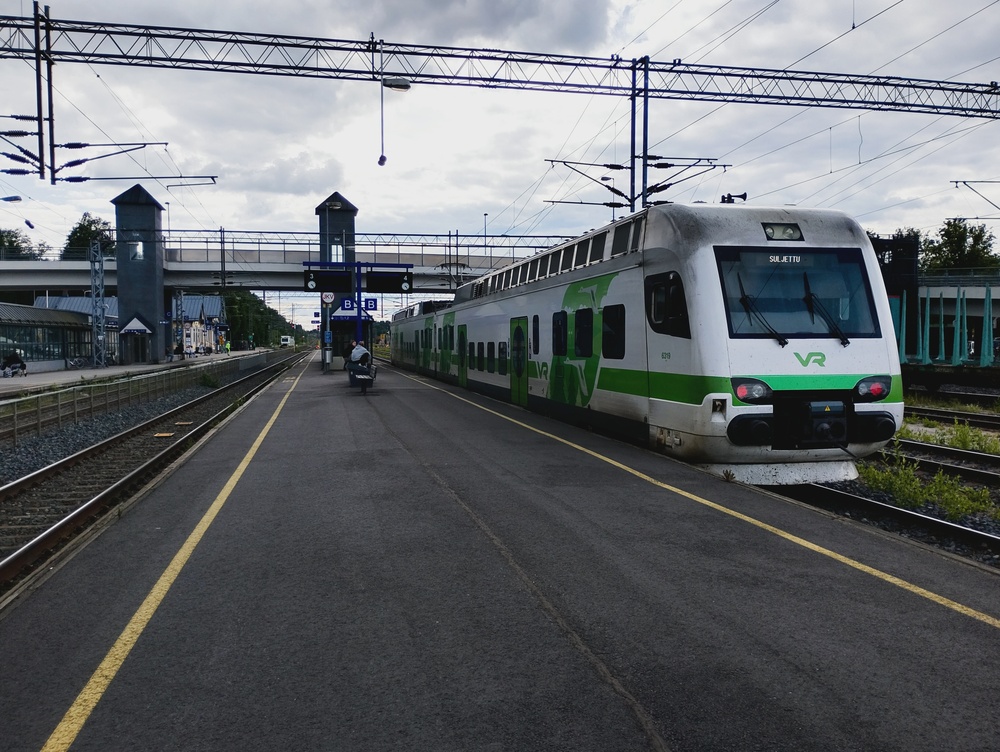 Hangon Sm4:t Karjaalla 22.7.2026
Kaksi Hangon junissa käytettävää Sm4-junayksikköä Karjaalla odottelemassa seuraavia lähtöjään., toinen raiteella 1, toinen raiteella 4.
Avainsanat: op_VR;jyv_Sm4
