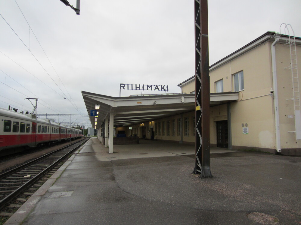 Riihimäen asema 3.6.2012
Riihimäen asema ennen muutamaa vuotta myöhemmin tapahtunutta jälleen rakennusta. Asemarakennus on toki yhä sama vanha, mutta laiturit ja sähköratarakenteet ovat menneet uusiksi. Kuvanottohetkellä Sm1 ja Sm2-junien seisontaraiteena toiminut kakkosraidekkin on muuttunut sivuraiteesta pääraiteeksi, jota pitkin kiirellisimmät kiitävät Riihimäen ohitse, kun taas pysähtyjät saavat siirtyä kiltisti sivulle.
Kuvaaja oli saapunut Oulusta P 266:n mukana, jonka keulille oli Tampereella vaihtunut Sr1:n tilalle Sr2. Tarkoitus oli nauttia aamiaista Riihimäellä, mutta suunnitelma kaatui siihen, että mikään tässä kaiken paikallista pappia korkeamman hylkäämässä paikassa ei auennut, ennen kun toisen junan oli jo aika viedä eteenpäin.
Avainsanat: op_VR;jyv_Sm1;jyv_Sm2;infra_asemarakennus