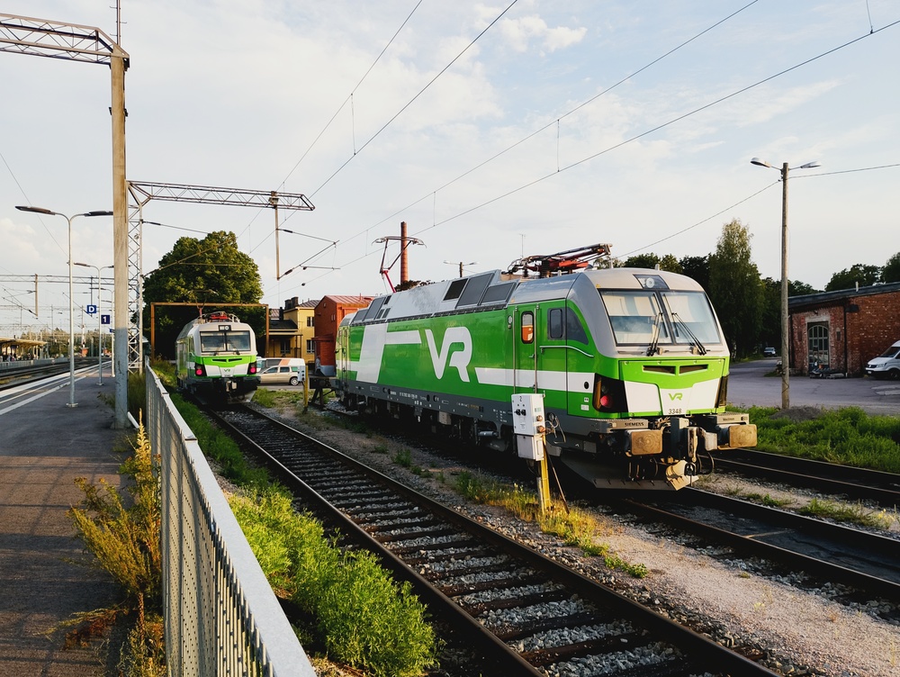 Sr3-vetureita Riihimäellä 15.8.2015
Kaksi Irvikissaa loikoilee Riihimäen varikon ilta-auringossa.
Avainsanat: op_VR;jyv_Sr3