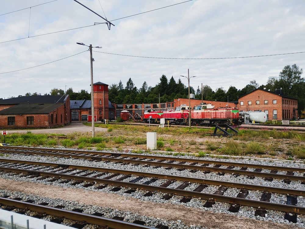 Deeverikolmikko Riihimäen talleilla 26.8.2025
Kaikki Dv12-valmistussarjat ovat siististi rivissä, kun 2507, 2655 ja 2747 viettävät hiljaista aamua Riihimäen varikolla.
Avainsanat: op_VR;jyv_Dv12;infra_veturitalli