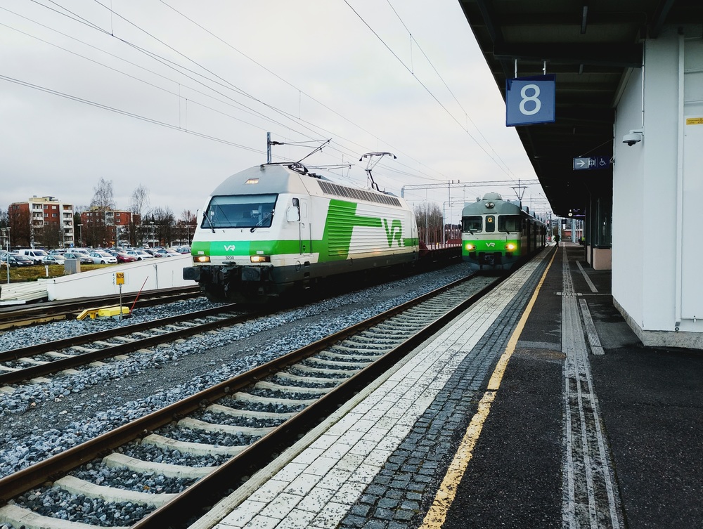 Sr2 tavarajunassa 11.12.2025
Talvi 2025-2026 oli varsin vähäluminen ja joulukuun lähestyessä puoltaväliä tunnelma oli varsin syksyinen, valkoisinta oli Vuosaari-Tampere sekatavarajunien vakiokasvo eli Sr2. Muutenhan marsuja ei juuri tavarajunien keulilla näekään. Totuttuun tapaan on pysähdytty Riihimäelle miehistönvaihdolle. 
Viereisellä raiteella G-tunnuksin varustettu Sm2 odottelee seuraavaa lähtöään Lahden suuntaan. Riihimäki-Lahti -reitilläkin on Sameilla edessään viimeiset hetket.
Avainsanat: op_VR;jt_Tavarajuna;jt_Runkojuna;jt_Matkustajajuna;jt_Lähijuna;jyv_Sr2;jyv_Sm2;jyv_Kbp