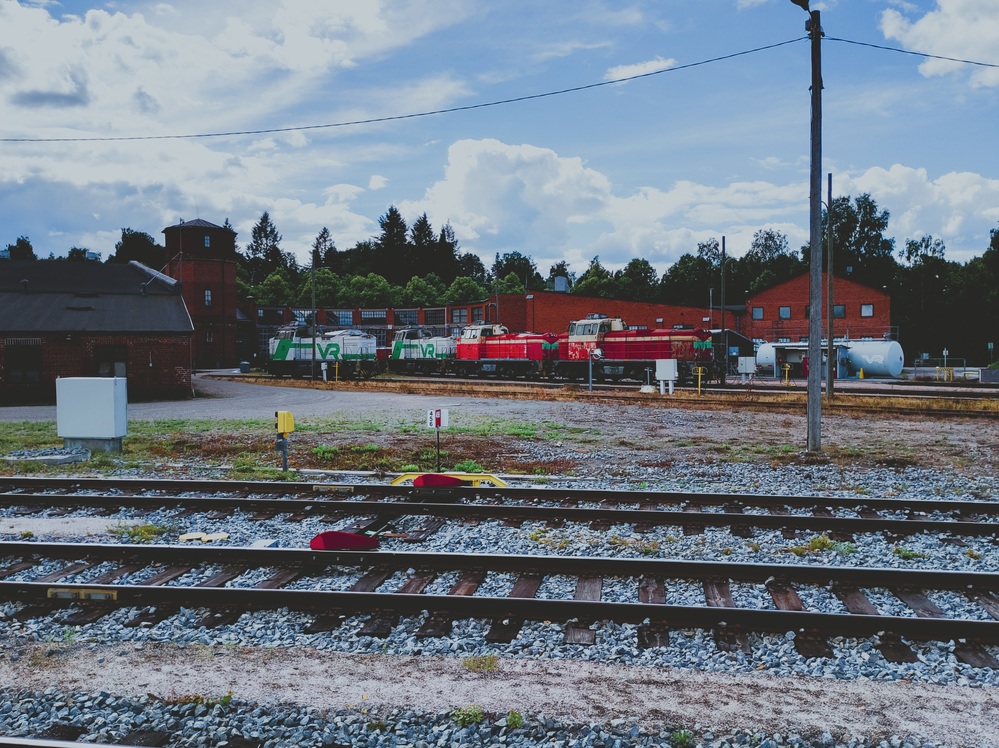 Deeveriruuhka Riihimäen varikolla 10.7.2026
4 Dv12-dieselveturia yhtä aikaa Riihimäen varikolla ei ole viime aikoina ollut kaikista yleisin näky, etenkin Riihimäen päivystäjän muututtua Dr19:ksi.
Avainsanat: op_VR;jyv_Dv12;infra_veturitalli;infra_kääntöpöytä