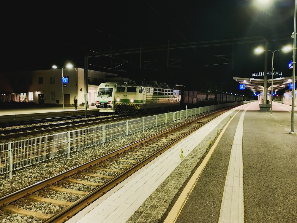 Teräsjuna RIihimäen yössä 7.8.2026
Öinen teräsjuna Hämeenlinnasta Hankoon on saapunut miehistönvaihtopysähdykselle Riihimäelle.
Avainsanat: op_VR;jt_Matkustajajuna;jt_Lähijuna;jt_Tavarajuna;jt_Asiakasjuna;jyv_Sr1;jyv_Sm4;jyv_Shimmn;jyv_Sggrrs;juna_hankohämeenlinnalainen;infra_asemarakennus