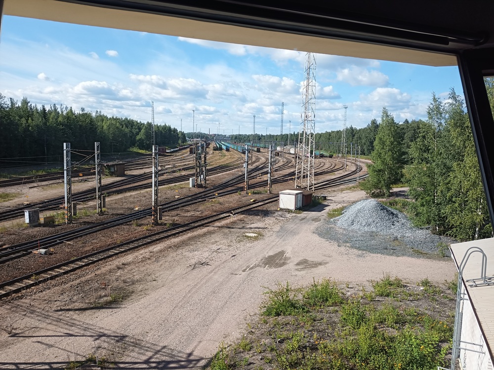 Riihimäki lajittelu ylhäältä päin 1.8.2020
Riihimäen lajitteluratapiha nähtynä Korttion junatoimiston valvomosta käsin, kun paikalla oli vielä oma liikenteenohjaaja. Valvomo hiljeni kun Riihimäen ratapiha kytkettiin kauko-ohjaukseen 2024 ja Riihimäen ratapihapäivystäjänkin miehistö siirtyi työskentelemään varikolta käsin ilmeisesti vuoden 2026 alusta, jättäen Korttion junatoimiston toimimaan lähinnä laitetilana.
Avainsanat: junatoimisto