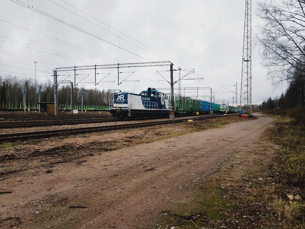 Riihimäen ratapihan tohinaa 6.11.2025
Dr16 2811 on juuri tuonut liudan tyhjiä raakapuuvaunuja Kouvolasta ja odottelee nyt lähtöä veturina kohti Hyvinkään konepajaa. Viereiselle raiteelle on juuri saapunut Riihimäen talleilta Sr3 ottaakseen haltuunsa raakapuuletkan, jonka määränpäänä on Kirkniemen tehdas ja kohtalona paperisoituminen.
Avainsanat: op_Arctic_Rail;op_VR;jt_Tavarajuna;jt_Raakapuujuna;jt_Vaihtotyö;jyv_Dr16;jyv_Sr3;jyv_Vop;jyv_Sps
