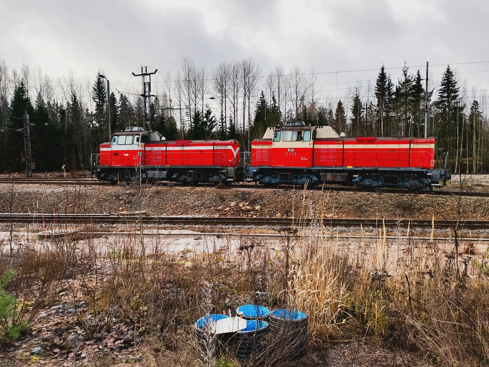 Dv12-pari Riihimäen vanhassa laskumäessä 6.11.2025
Deeverikaverusten 2529 ja 2735 matka käy talleilta kohti Tavaraa, jossa odottelee Heinolaan mielivä raakapuuletka.
Avainsanat: op_VR;jt_Vaihtotyö;jyv_Dv12;infra_laskumäki