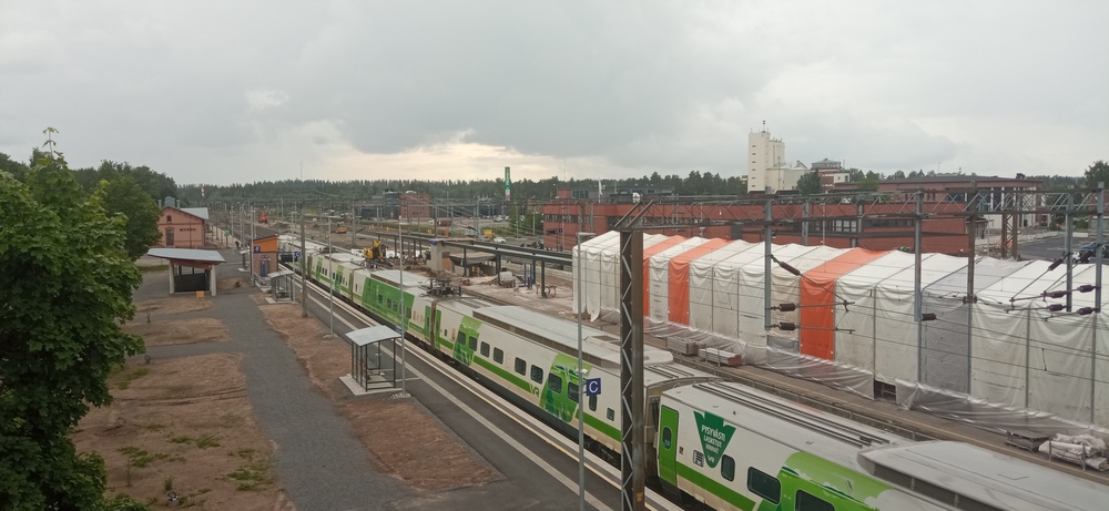 Pieksämäen aseman työmaa 18.6.2024
Pieksämäen aseman uusiminen on työn alla.
Avainsanat: op_VR;jt_Matkustajajuna;jt_Pendolino;jyv_Sm3;infra_asemarakennus;työmaa
