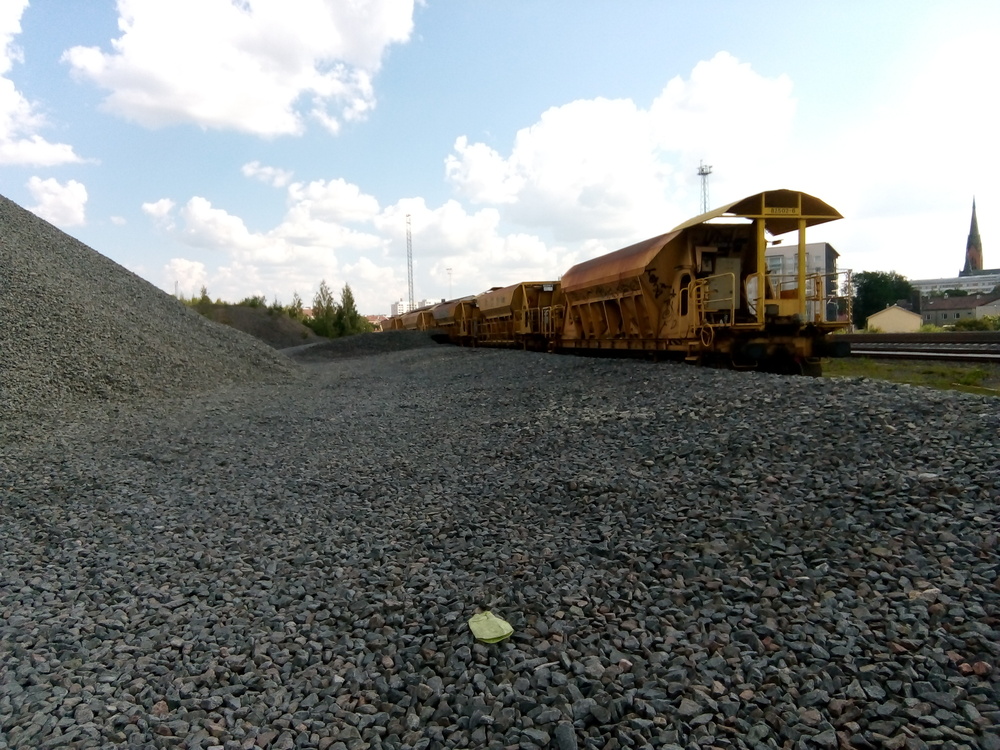 Sepelivaunuja Heikkilässä 27.7.2018
Sepelivaunuja kuormataan Turku tavarassa. Turun liikennepaikka on sittemmin uusittu lähes täysin ja Heikkilän ratapihakin on kokenut kasvojenkohotuksen.
Avainsanat: jyv_Uad