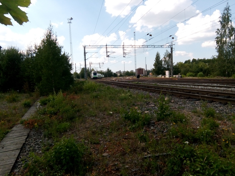 Heikkilän ratapiha 27.7.2018
Varikolta asemalle matkalla oleva junana IC 960 kohti Helsinkiä pian lähtevä kääntymässä Heikkilän ratapihalla päästäkseen laituriraiteelle. Vasemmalle haarautuu henkilöliikenteen rata Turun satamaan.
Avainsanat: op_VR;jt_Vaihtotyö;jyv_Edo