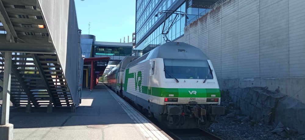InterCity Kupittaalla 23.5.2021
InterCity-juna Turun päärautatieasemalta Helsingin päärautatieasemalle suorittaa matkansa ensimmäistä pysähdystä Kuppittaan asemalla Turun keskustan pohjoispuolella.
Avainsanat: op_VR;jt_Matkustajajuna;jt_InterCity;jyv_Sr2;jyv_Ed