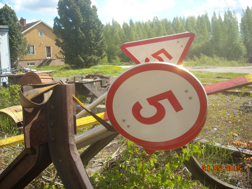 Merkki poikineen
Nopeusmerkkejä ja vähän muutakin sälää oli varastoituna Mikkelin varikolla.
Avainsanat: infra_taukotupa