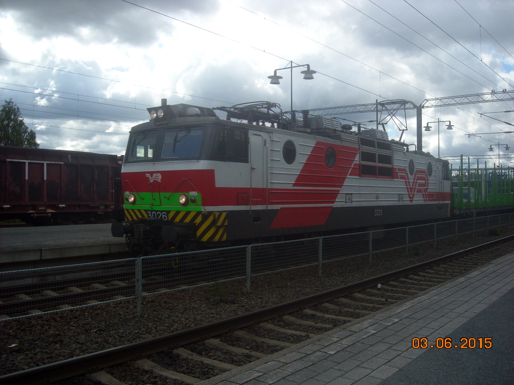 Sr1 3026
Sr1 3026 vetää tyhjää raakapujunaa Lauritsalasta Pieksääelle Mikkelin ohi 4.6.2015
Avainsanat: op_VR;jt_Tavarajuna;jt_Raakapuujuna;jyv_Sr1;jyv_Sps;jyv_Fakks