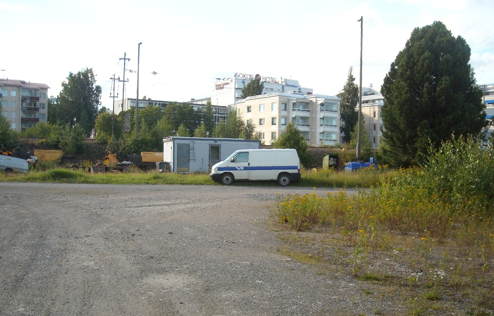 Mikkelin varikolla 10.8.2015
Hiljainen kesäilta Mikkelin varikolla. VR:n pakettiauto seisoo pihassa, muuten elonmerkkejä ei juuri ole.
Avainsanat: op_VR
