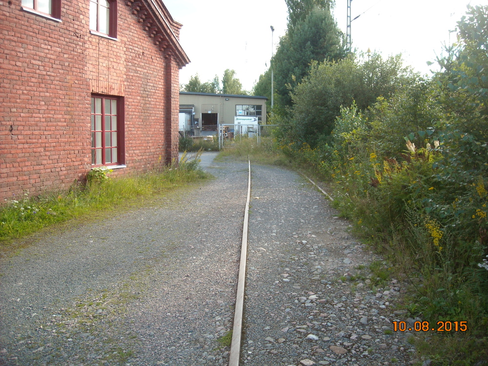 Raide Mikkelin terminaalille 10.8.2015
Transpointilta Postille siirtyneen terminaalin raide Mikkelin veturitallin takana. Liikennettä tänne ei ainakaan vuoden 2001 jälkeen ole voinut olla ja luultavasti liikenne on päättynyt jo paljon aiemmin.
Avainsanat: infra_veturitalli;rautatiearkeologia