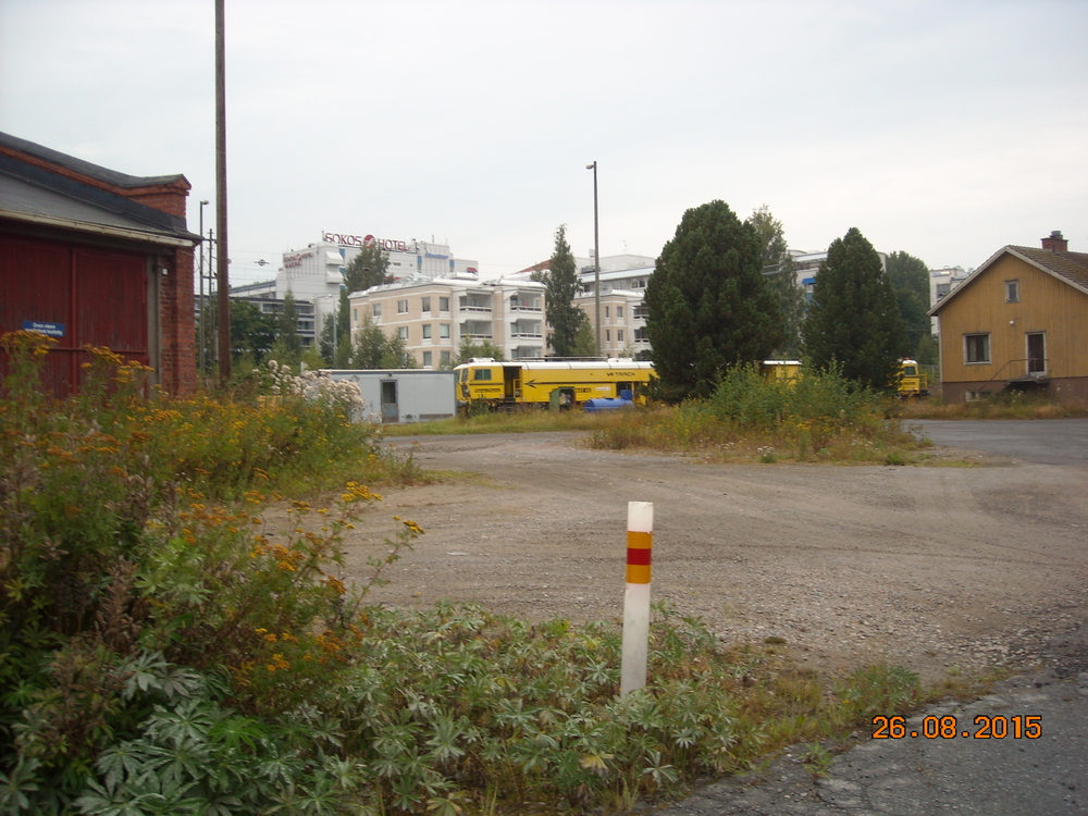 Mikkelin varikko 26.8.2015
Mikkelin varikkoa elokuisena iltana 2015. Ihmeemmin ei asioita tapahtunut, mutta tukemiskone seisoskeli varikkoraiteella.
Avainsanat: op_VR;jyv_Ttk1;infra_veturitalli;infra_taukotupa