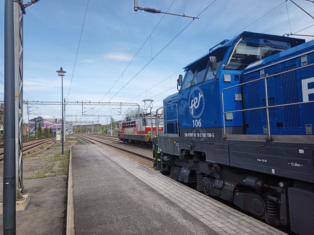 Tavarajunia Mikkelissä 17.5.2021
Kahden kilpailevan yrityksen tyhjävaunujunat odottelevat kumpikin omaa lähtöaikaansa. Edessä näkyvä Dr18 on matkalla hakemaan liimapuuta Lapissa, taaempi Sr1 tyytyy Savon raakapuuhun.
Avainsanat: op_Fenniarail;op_VR;jt_Tavarajuna;jt_Asiakasjuna;jt_Raakapuujuna;jyv_Dr18;jyv_Sr1