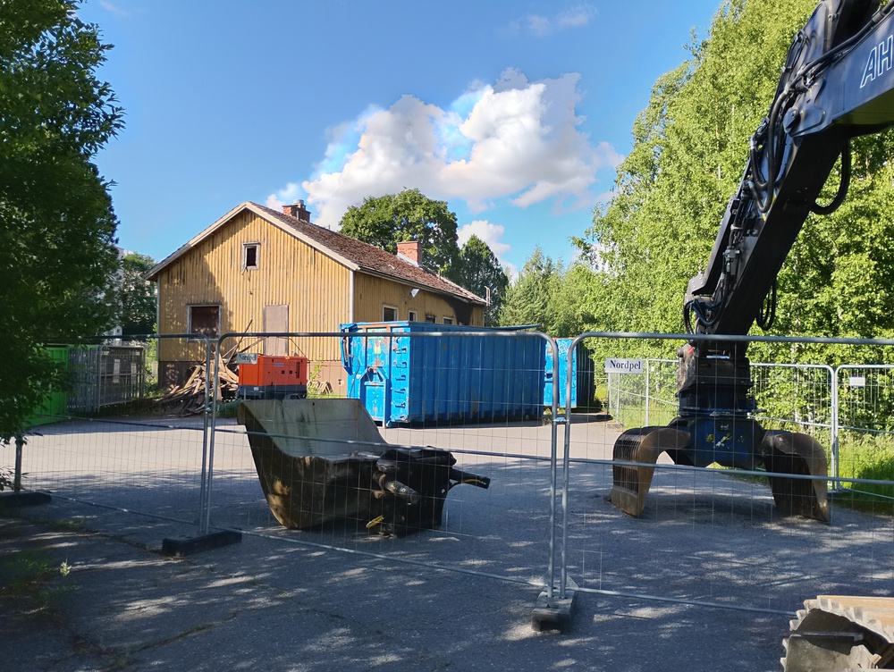 Mikkelin taukotuvan purkutyömaa 21.6.2026
Mikkelin varikon taukotuparakennus purettiin kesäkuussa 2026. Olin toivonut että tämä olisi säästetty, mutta näin ei valitettavasti käynyt. Vanhan terminaalin paikalle on tulossa ostoskeskus ja ilmeisesti myös veturitalli tulee osaksi sitä, mikä tarkoittanee valitettavasti alkuperäisen muodon tuhoutumista kuten Pieksämäellä kävi. Kääntöpöydän tulevaisuus on yhä auki, mutta päätellen siitä, että sillä on viime vuosina ollut hyvin hiljaista, voi olla että sekin lähtee vielä purkuun.
Avainsanat: infra_taukotupa;rautatiearkeologia