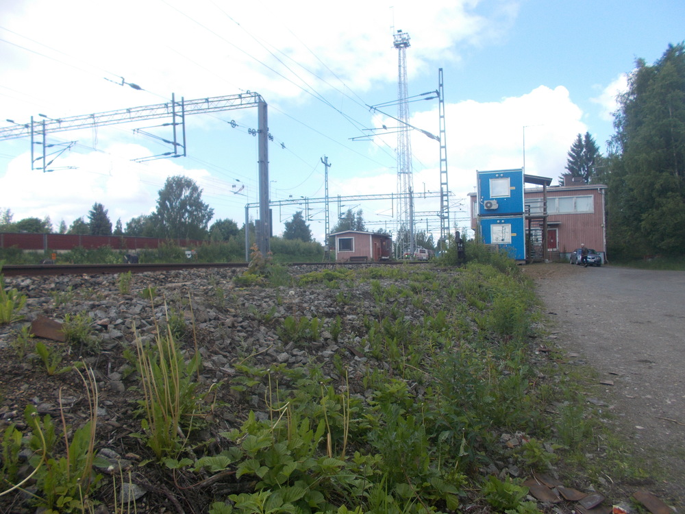 Pellon vaihdekoppi ja Joensuun junatoimisto 29.6.2017
Molemmat siirtyivät ajasta ikuisuuteen Joensuun ratapihatyömaan yhteydessä 2020-luvun alussa.
Avainsanat: infra_vaihdekoppi