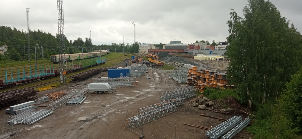 Peltolan ratapiha työmaana 16.6.2022
Vanha raakapuunkuormausalue on käytössä työmaan varastokenttänä. Matkustajajunien huoltoraiteisto oli pois käytössä ja matkustajajunarungot evakossa Peltolassa. Ratapihalla myös tyhjiä raakapuuvaunuja ja oletettavasti Uimaharjun selluvaunuja.
Avainsanat: op_VR,jyv_Sp;jyv_Sps;jyv_Hai;jyv_Uad
