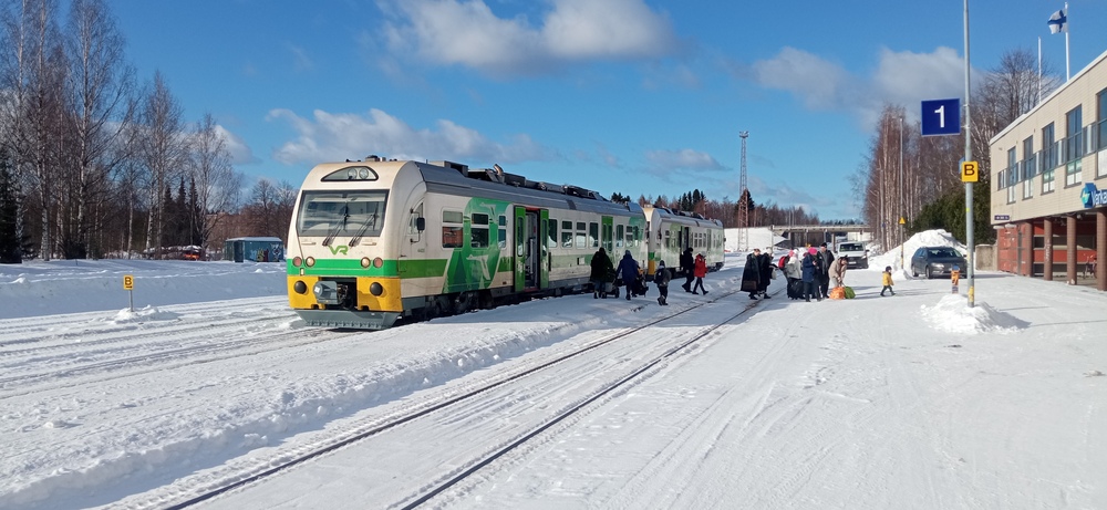 Juna lumisessa Varkaudessa 28.2.2023
Pieksämäeltä Joensuuhun matkaava kiskobussipari suorittaa matkansa ensimmäistä välipysähdystä Varkaudessa. Junasta jääjiä oli melkoinen sakki, joten Varkauden asemalle saatiin hetkellisesti suorastaan ruuhkaisa tunnelma.
Avainsanat: op_VR;jt_Kiskobussi;jyv_Dm12;infra_asemarakennus