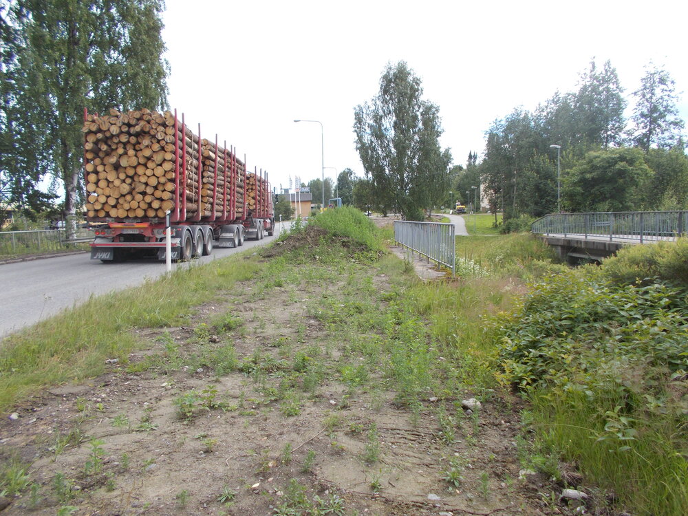 Purettua Pursialan raidetta
Kiskot purettu. Rahti kulkee kätevästi kumipyörillä. Puun määränpäänä lienee Misawan saha, jonne raideyhteys katkesi tiettävästi 2004. Surullinen kuva maamme liikenteen nykytilasta.
Avainsanat: rautatiearkeologia