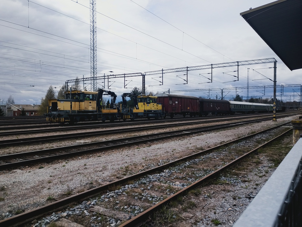 Topparoikan vaunujen siirtojuna Lahdessa 25.4.2026
Topparoikan kaluston lähti 25.4.2026 evakkoon Vierumäen ratapihan uusimisen takia. Osa vaunuista jäi Lahteen, osa jatkoi Kouvolaan. Porvoon Museorautatie hoiti siirron.
Avainsanat: op_PMR;op_Topparoikka;jt_Virkatarvejuna;jyv_Tka7;jyv_Gbl;jyv_Ein;jyv_Eipt;jyv_Eifet