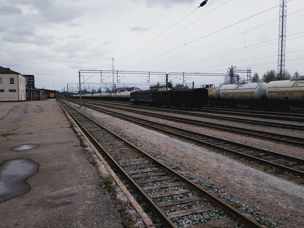 Lahden ratapihaa 25.4.2026
North Railin tyhjien vaunujen palautusjuna Hangonsaaresta Kouvola lajitteluun on juuri pysähtynyt Lahden ratapihalla, jolla seisoo myös kolme Topparoikan vaunua, mm. entinen puumotti Ds2 numero 10. Vaunut oli jätetty ratapihalle hieman aiemmin PMR:n toimesta, kun Topparoikka ry:n kalusto siirrettiin evakkoon Vierumäen ratapiharemontin takia.

Avainsanat: op_North_Rail;op_Topparoikka;jt_Tavarajuna;jt_Asiakasjuna;jyv_Ds2;jyv_Vgobo;jyv_BG;jyv_A;jyv_A_26;infra_tavara-asema