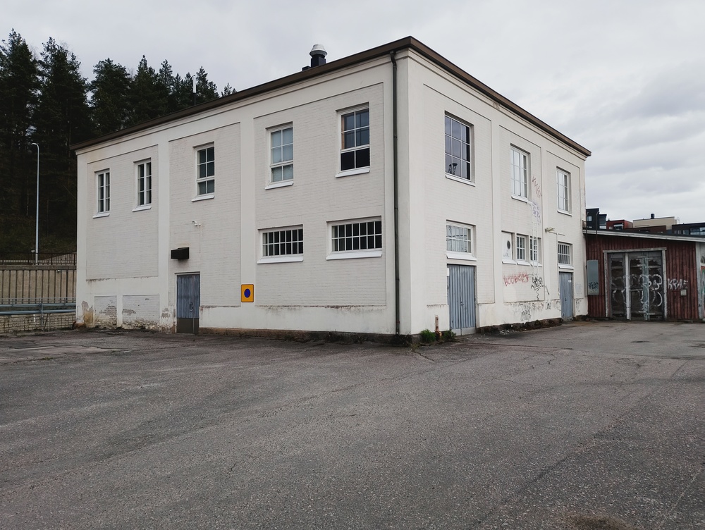 Lahden tavara-aseman toimisto 25.4.2026
Toimisto-osa tavara-aseman etelän päässä Lahden ratapihan pohjoislaidalla.
Avainsanat: infra_tavara-asema
