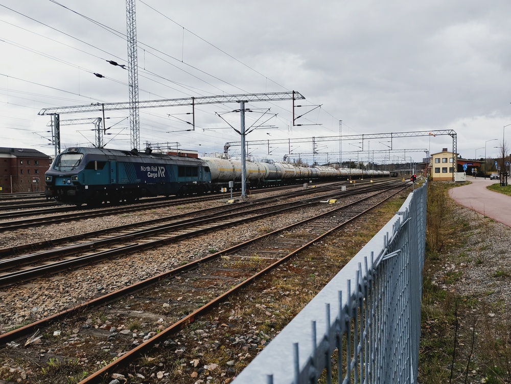 North Railin ammoniakkijuna Lahdessa 25.4.2026
Tyhjiä ammoniakkivaunuja Yaran Uudenkaupungin tehtaalta Kouvolan ratapihalle palauttava TA 7337 tekee lähtöä Lahden ratapihalta. Vaunujen matka jatkuu edelleen kohti Vainikkalan raja-asemaa ja Venäjää.
Avainsanat: op_North_Rail;jt_Tavarajuna;jt_Asiakasjuna;jyv_Dr20;jyv_Vgobo