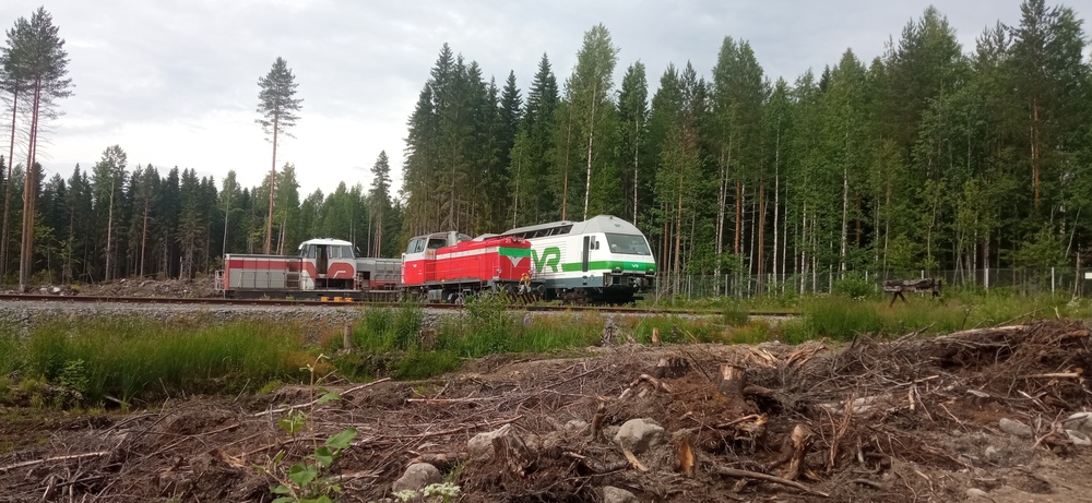 Veturien raatoja Pieksämäen konepajalla 18.6.2024
25-sarjan deeverillä alkaa jo ikää olla, mutta Dr16 ja Sr2 ovat lähteneet valitettavan nuorina.
Avainsanat: op_VR;jyv_Dr16;jyv_Dv12;jyv_Sr2;rautatiearkeologia