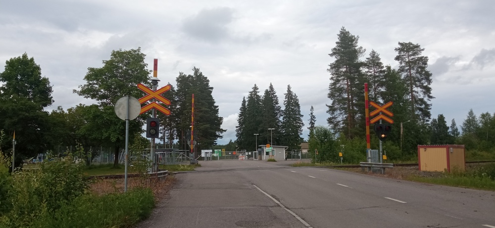 Konepajan puolipuomilaitos 18.6.2024
Konepajan tasoristeys sillen nimen antaneen Pieksämäen konepajan edustalla Pieksämäki-Joensuu -radan länsipäässä.
Avainsanat: infra_tasoristeys;infra_konepaja