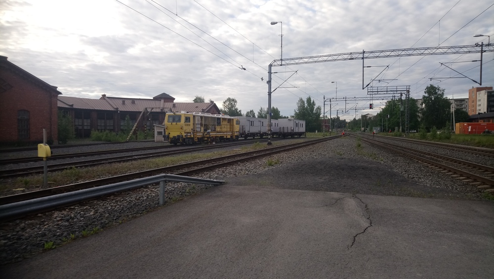 Seinäjoen vanhat veturitallit 20.6.2019
Ttk3-tukemiskone seisoskelee vanhojen veturitallien edustalla.
Avainsanat: op_NRC;jyv_Ttk3;jyv_BXE;infra_veturitalli