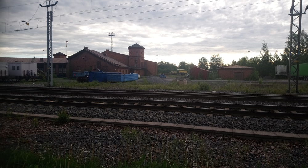 Vanhat veturitallit ja Tka9 20.6.2019
Aamu valkenee Seinäjoella vanhojen veturitallien kulmilla. Taustalla näkyy Tka9 sepelijunansa kanssa.
Avainsanat: op_Destia_Rail;jyv_Tka9;jyv_BXE;infra_veturitalli