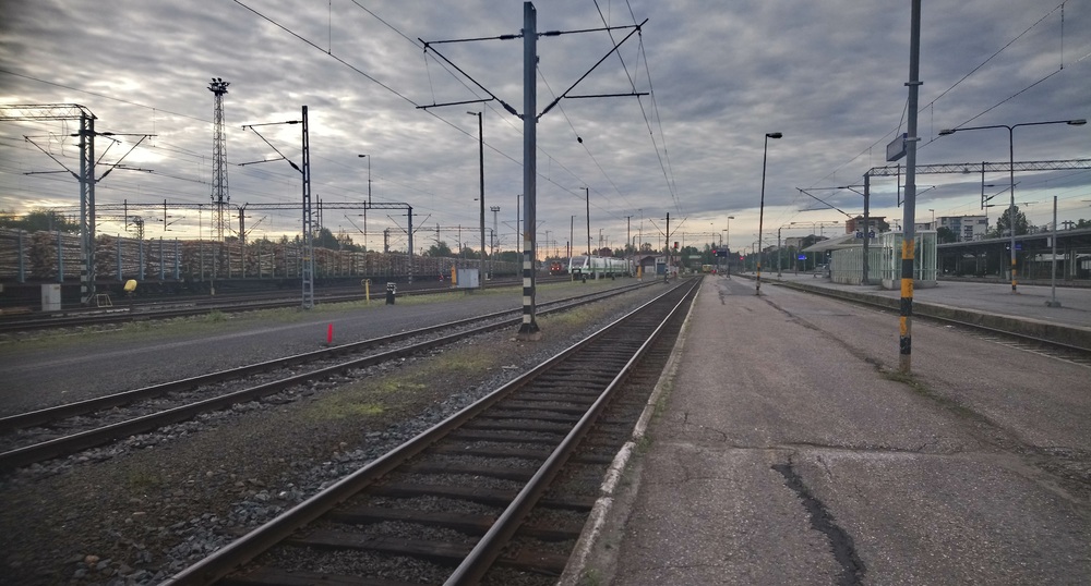 Aamu Seinäjoen asemalla 20.6.2019
Aamu alkaa valjeta Seinäjoella. Vasemmalla oleva raakapuujuna on saapunut Tampereelta sähkövedolla ja jatkaa myöhemmin dieselin voimalla kohti Kaskisia. Takana näkyvät Dv12-veturit aloittelevat työpäivää, lähempänä olevalla Pendolinolla siihen on vielä hetki aikaa.
Avainsanat: op_VR;jt_Tavarajuna;jt_Raakapuujuna;jyv_Dv12;jyv_Sm3;jyv_Sp;jyv_Sps