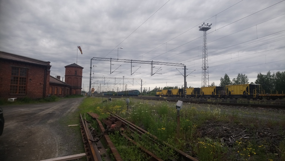 Seinäjoen aseman ratapihaa uusilta talleilta nähden 20.6.2019
Seinäjoki aseman tavararaiteita nähtynä uusien tallien suunnalta, vanhat tallit näkyvät vasemmalla ja Seinäjoki tavara jää selän taakse. Ratapihaa tähdittävät sepeli- ja raakapuujunat.
Avainsanat: op_Destia_Rail;jyv_Tka8;jyv_Et-w;jyv_Kbmps-v;jyv_Snps;jyv_Snpss;infra_veturitalli