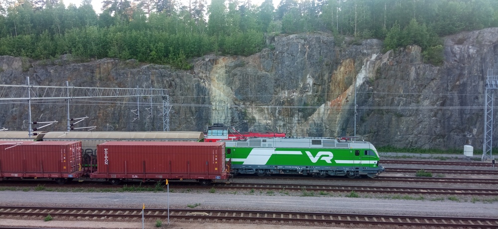 Vuosaaren iltapuuhia 28.6.2024
Sr3 valmistautuu lähtöön Äänekosken sellupendelin kanssa Vuosaaren ratapihalla. Etualan raiteelle on jo tuotu illan Tampereen sekatavaran runko. Taustalla päivystäjä näkyy tuomassa lisää vaunuja satamasta.
Avainsanat: op_VR;jt_Tavarajuna;jt_Asiakasjuna;jt_Vaihtotyö;jyv_Sr3;jyv_Dv12;jyv_Hains;jyv_Kbp;päivystäjä_Vuosaari