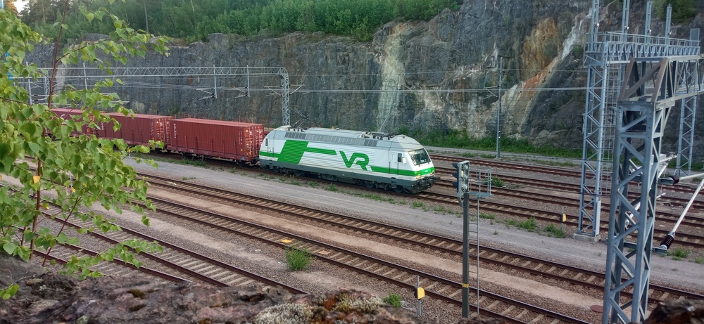 Sekatavarajunan lähtövalmisteluja Vuosaaressa 28.6.2024
Sekatavarajunaa valmistellaan lähtöön Vuosaaren ratapihalla. Sr2 tavarajunan keulilla on kyllä aina mukava näky.
Avainsanat: op_VR;jt_Tavarajuna;jt_Runkojuna;jyv_Sr2;jyv_Kbp