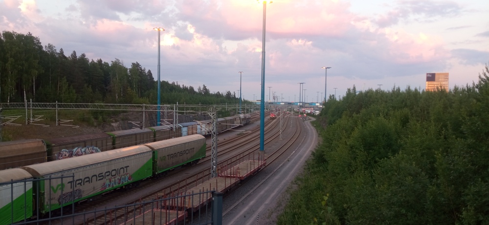 Vuosaaren kesäiltaa
Päivystäjä on saanut jälleen yhden vaunuletkan tuotua ratapihalle ja katoaa taas sataman suuntaan.
Avainsanat: op_VR;jyv_Gbln;jyv_Gbls;jyv_Hains;jyv_Kbp