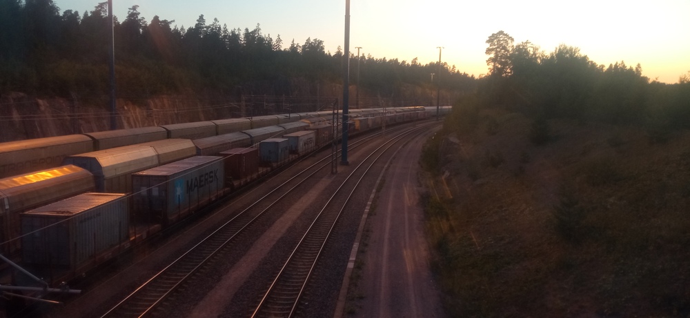 Täysi yö Vuosaaren ratapihalla 28.6.2024
Raahen konttijuna on juuri saapunut määräasemalleen Vuosaareen. Muilla raiteilla nähtävussä tyhjiä sellu- ja paperivaunuja, sekä näkymättömissä tyhjiä konttivaunuja.
Avainsanat: op_VR;jt_Tavarajuna;jt_Asiakasjuna;jyv_Hains;jyv_Kbp;jyv_Sim;jyv_Simns