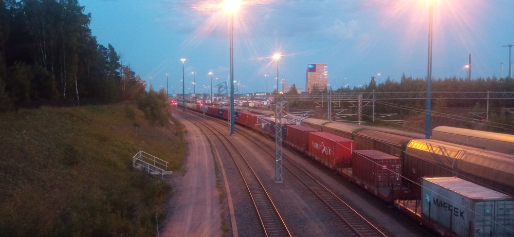 Konttijuna Vuosaaren yössä 28.6.2024
Pitkän matkan Rautaruukin ratapihalta Raahesta aina Vuosaaren ratapihalle Helsinkiin taittanut konttijuna saa viimein levähtää, toisin kuin kuvaaja, jonka on kiirehdittävä ratapihan eteläpäähän katsomaan, kuinka veturi ajetaan irti rungosta.
Avainsanat: op_VR;jt_Tavarajuna;jt_Asiakasjuna;jyv_Kbp;jyv_Hains;jyv_Sim