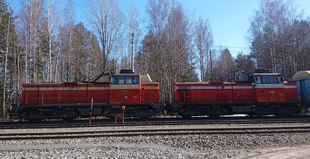 Dv12-pari Ristiinassa 16.4.2021
2756 ja 2525 ovat tuoneet TA 2273:n Kouvolasta ja jätettyään tyhjät vaunut Ostolahden ratapihalle lähtevät hakemaan täysiä vanerivaunujan Pelloksen tehtailta.
Avainsanat: op_VR;jt_Tavarajuna;jt_Asiakasjuna;jt_Vaihtotyö;jyv_Dv12;jyv_Hbi;juna_Ristiinalainen