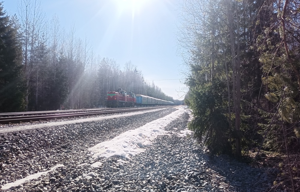 Ostolahden ratapiha 16.4.2021
Dv12 2756 ja 2525 on juuri ajettu irti Kouvola-Ristiina -junan keulilta ja suuntaavat nyt Pellosniemen vaneritehtaalle.
Avainsanat: op_VR;jt_Tavarajuna;jt_Asiakasjuna;jt_Vaihtotyö;jyv_Dv12;jyv_Hbi;jyv_Habbin;juna_Ristiinalainen