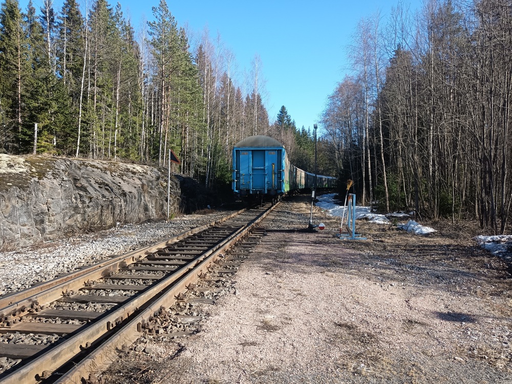 Suunnanmuutos
Yksi raide on saatu tyhjäksi ja nyt on toisen vuoro. Dv12-pari on nykäissyt letkansa vaihteen yli ja kunhan vaihtotyömiehistö (1 kpl) saapuu kääntämään vaihteen, päästään takaisin tehtaan portista sisään ja viemään tuhkatkin pesästä, eli siis loputkin vanerivaunut tehtaan pihasta.
Avainsanat: op_VR;jt_Vaihtotyö;jyv_Hbi