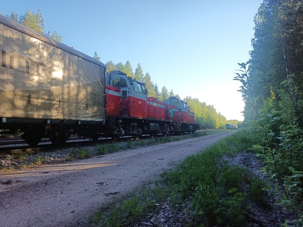 Ristiinan vaihtotöitä 4.6.2021 #1
Dv12 2568 ja 2562 oli Puolustusvoimien lippujuhlan kunniaksi laitettu työkeikalle Ristiinaan. No, ei se vaneri itsestään liiku. Aurinko alkaa pikkuhiljaa suunnata kohti horisonttia ja siinä sivussa värjää Ristiinan ratapihalle, jonne ahkera deeveriparimme jarruttelee Pellosniemen tehtaalta saaliiksi saatujen vaunujen keran.
Avainsanat: op_VR;jt_Vaihtotyö;jyv_Dv12;jyv_Hbi