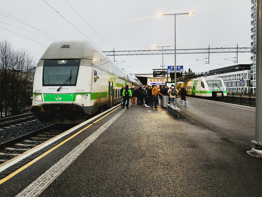 Kuopion asemalla 2.12.2025
InterCity Ouluun sekä Pendolino Helsinkiin vastikään uusitulla Kuopion asemalla. Joulukuu on jo kalenterissa, mutta talvi antaa yhä odotuttaa itseään.
Avainsanat: op_VR;jt_Matkustajajuna;jt_InterCity;jt_Pendolino;jyv_Sm3;jyv_Edo;jyv_Edb