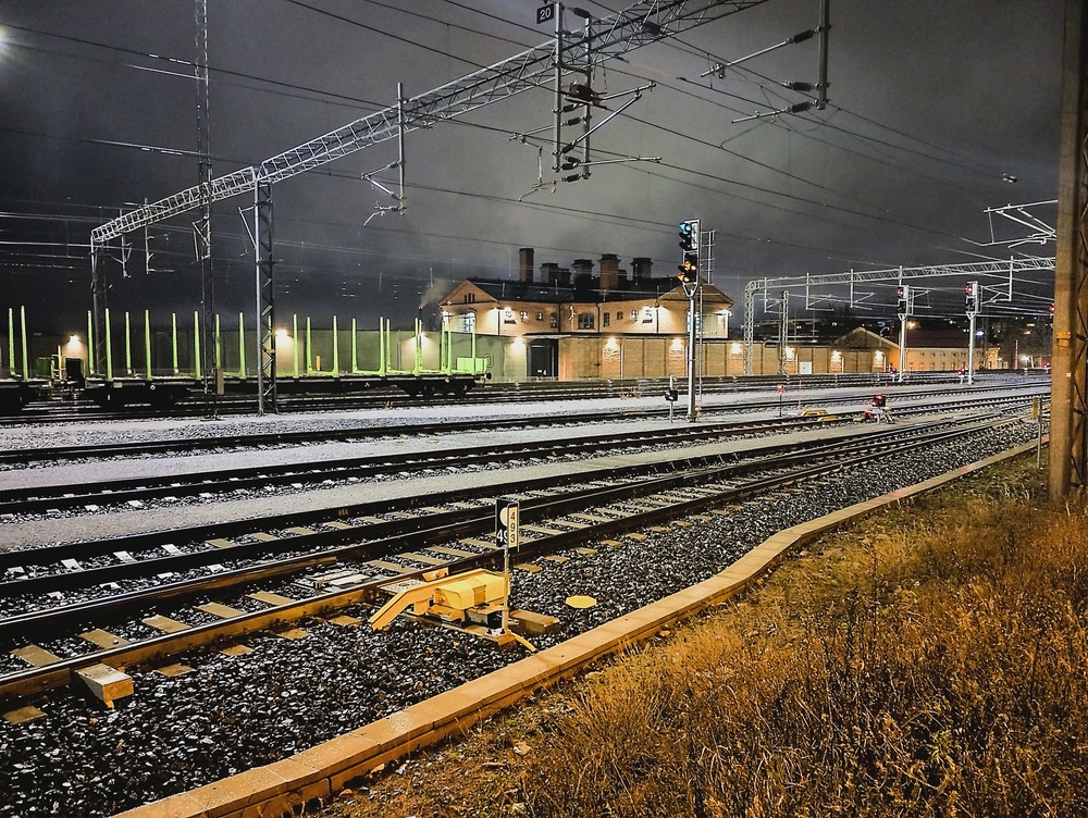 Kuopio tavaran eteläpää 2.12.2025
E461 näyttää sallivia ratapihan pian etelän suuntaan ohittavalle tavarajunalle. Sepeli, ratapölkyt, vaihteet ja vähän kaikki muukin kiiltelee uutuuttaan vasta valmistuneen ratapihatyömaan jäljiltä.
Avainsanat: jyv_Sps