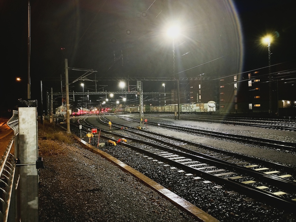 Kuopio tavara etelästä 2.12.2025
IC 147:ssä Helsingistä saapunut runko on tuotu varikolle. Ratapihalla seisoo Sorsasalon kartonkiliikenteessä käytettäviä umpivaunuja vaihtelevan kokoisissa letkoissa.
Avainsanat: op_VR;jyv_Sr2;jyv_Gbln;jyv_Gbln-t;jyv_Gbls