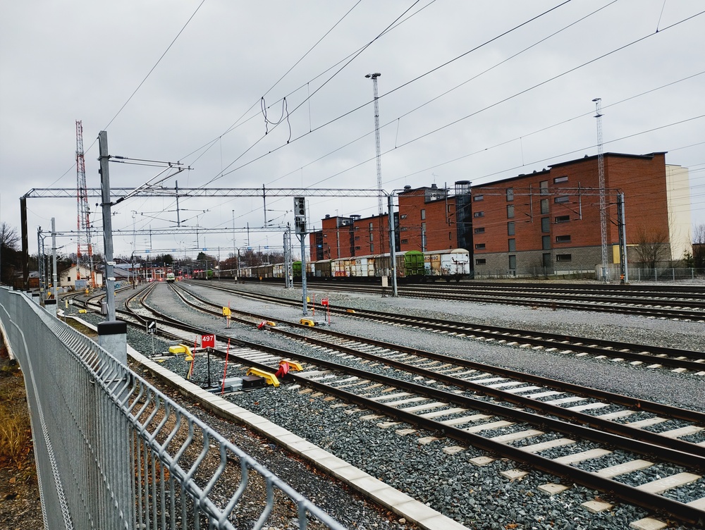 Kuopio tavara 3.12.2025
Uutuuttaan kiiltelevä ratapiha. Sr3 on juuri saanut tuotua tyhjän kartonkijunansa Tampereelta ja odottelee nyt lähtöä veturijunana Pieksämäelle. Kelloniemen öljysavotat (pun intended) poislukien Kuopion ratapihaa dominoi Sorsasalon kartonkitehtaan liikenne ja niin tässäkin kuvassa, ratapihan ollessa jokseenkin täynnä kartonkivaunuja.
Avainsanat: op_VR;jt_Veturijuna;jyv_Sr3;jyv_Gbln;jyv_Gbln-t;jyv_Gbls